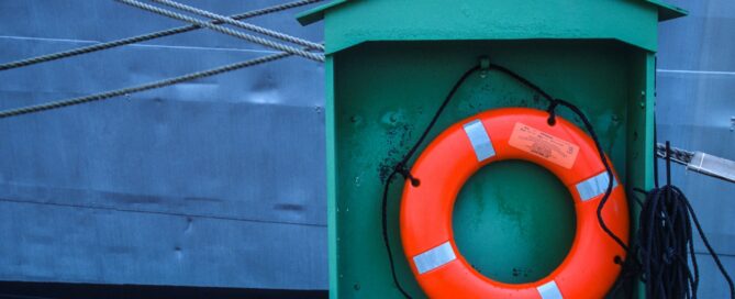Rettungsring vor einem Schiff im Hafen