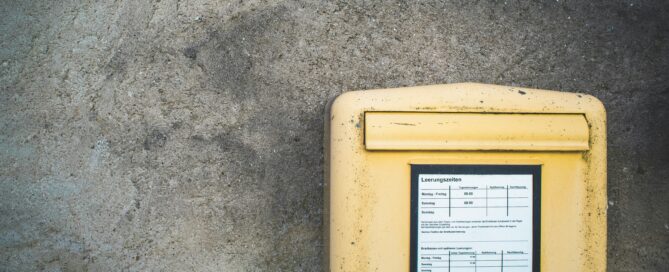Gelber Briefkasten an einer Grauen Wand - Zum Beitrag Sicherheitssensible Briefkästen