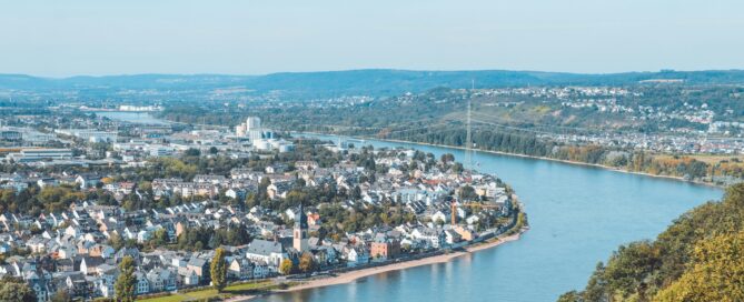 Eine Stadt neben einem Gewässer