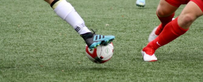 Zwei Fußballspieler kämpfen um den Ball