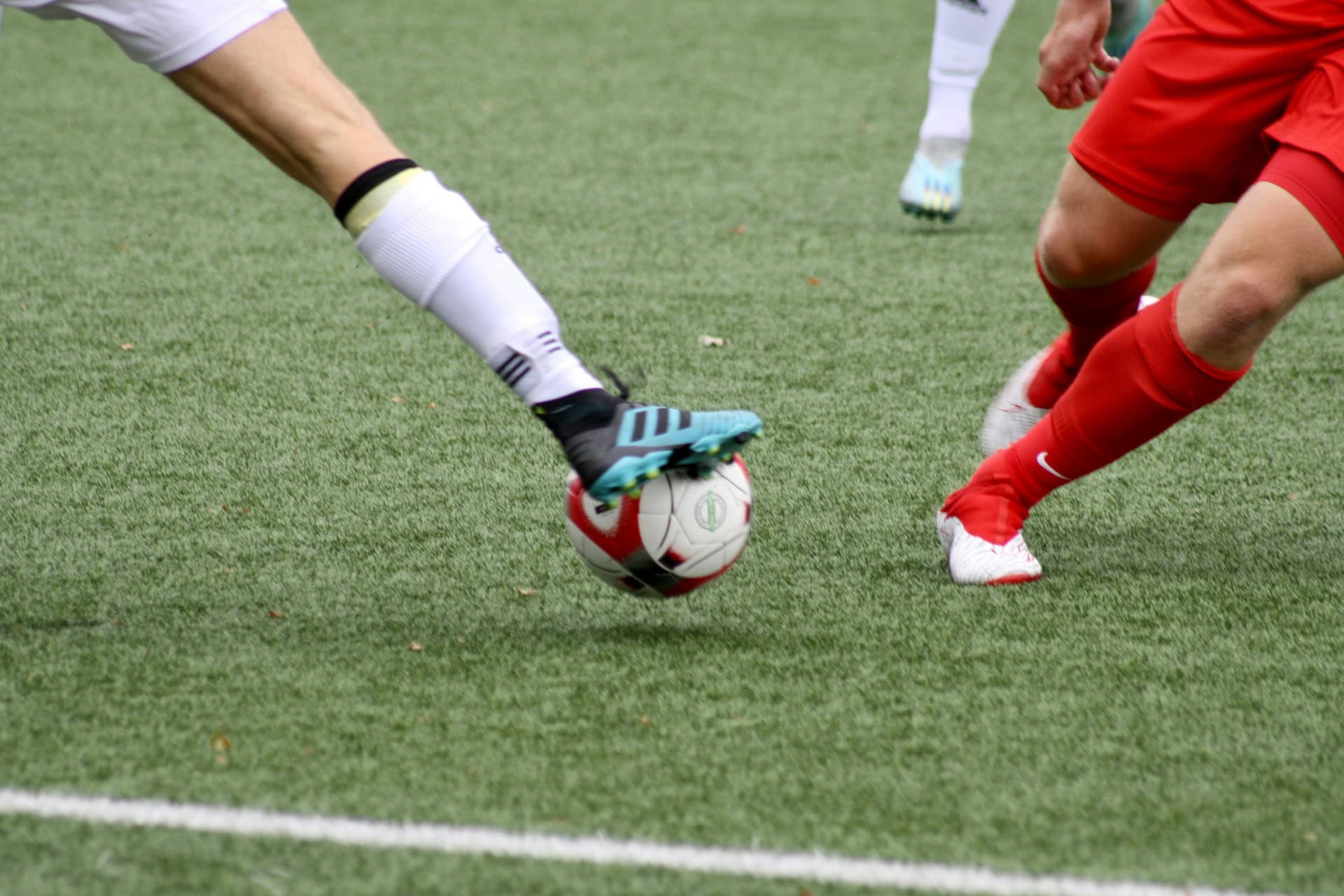 Zwei Fußballspieler kämpfen um den Ball